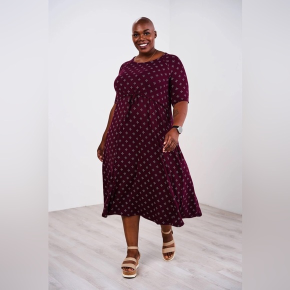 🍷Latched Mama🍷 Drawstring Nursing Dress in Merlot Motif - Picture 5 of 7